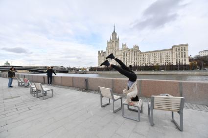 Москва. Девушка занимается йогой на Космодамианской набережной.