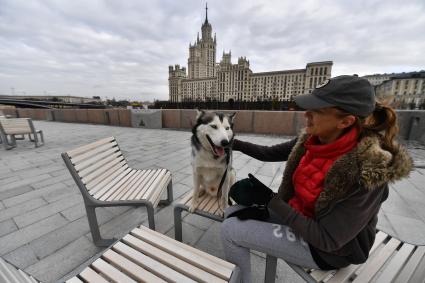 Москва. Девушка с собакой породы хаски на Космодамианской набережной.