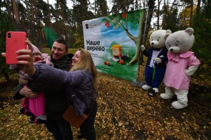 Москва.Москва. В рамках проекта `Наше дерево`жители города  высаживают саженцы деревьер в столичных лесопарках в честь рождения своего ребенка.