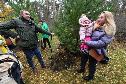 Москва. В рамках проекта `Наше дерево`жители города  высаживают саженцы деревьер в столичных лесопарках в честь рождения своего ребенка.