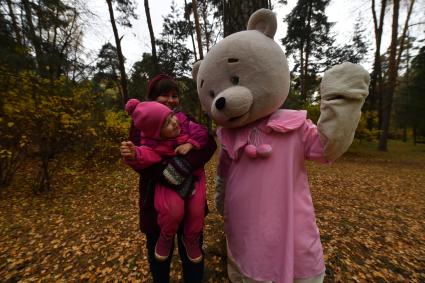 Москва. В рамках проекта `Наше дерево`жители города  высаживают саженцы деревьер в столичных лесопарках в честь рождения своего ребенка.