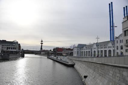 Москва. Вид на ГЭС-2 на Болотной набережной после реконструкции (справа).