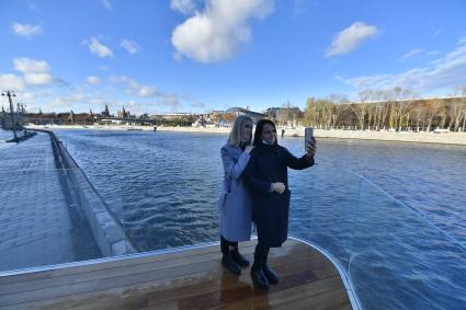 Москва. Девушки делают селфи на Раушской набережной.