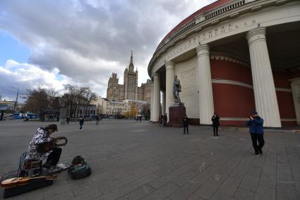 Москва. Уличный музыкант у станции метро `Краснопресненская`.