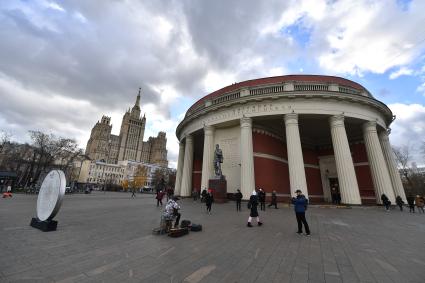 Москва. Люди у станции метро `Краснопресненская`.