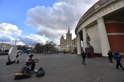 Москва. Уличный музыкант у станции метро `Краснопресненская`.