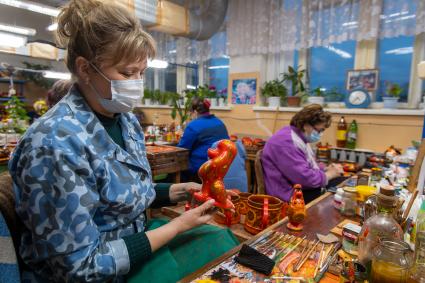 Нижегородская область. В мастерской росписи предприятия   ООО `Хохлома` в деревне  Сухоноска.