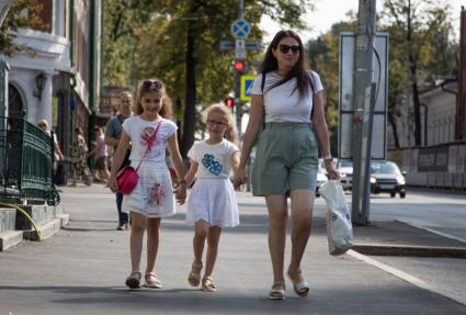 Пермь. Девушка с детьми идет по улице.