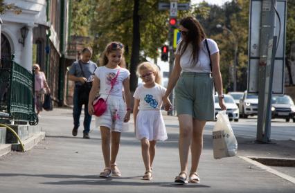 Пермь. Девушка с детьми идет по улице.