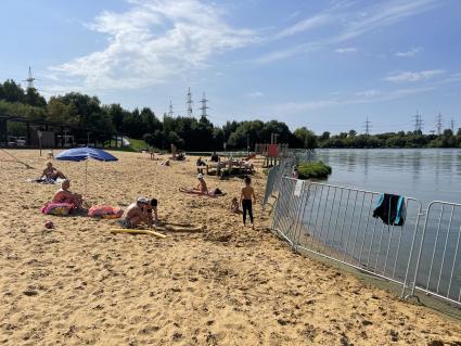 Москва. Люди отдыхают на городском пляже.