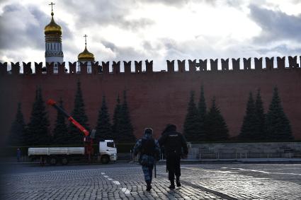 Москва. Обрушение зубца на кремлевской стене после сильного урагана.