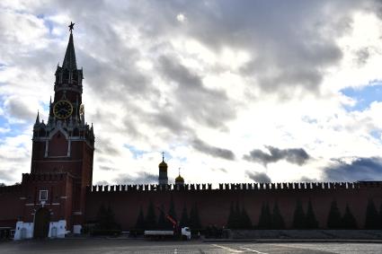 Москва. Обрушение зубца на кремлевской стене после сильного урагана.