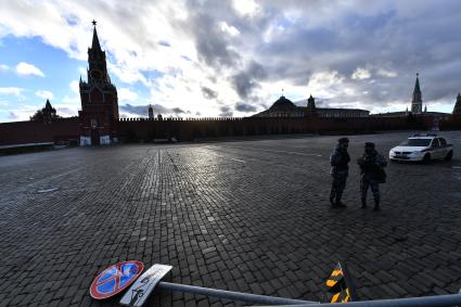 Москва. Сотрудники полиции на Красной площади, перекрытой в связи с обрушением зубцов на стене Московского Кремля из-за сильного ветра.