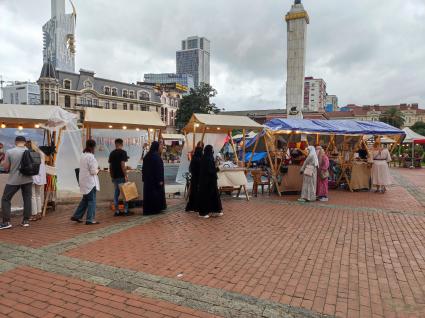 г.Батуми. Туристы покупают сувениры на площади.