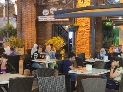 г.Батуми. Туристы сидят в уличном кафе вечером.