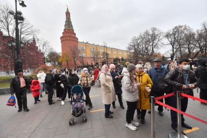 Москва.  Прохожие в очереди за едой  во время введения  режима нерабочих дней из-за ухудшения ситуации с коронавирусом.