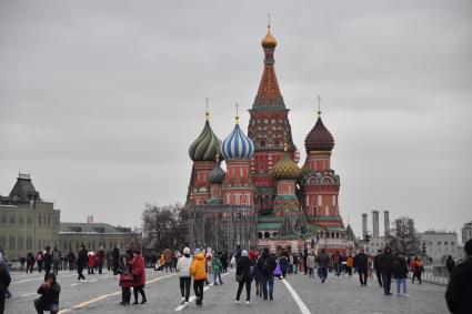 Москва.  Прохожие на Красной площади  во время введения  режима нерабочих дней из-за ухудшения ситуации с коронавирусом.