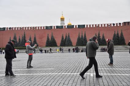 Москва.  Прохожие на Красной площади  во время введения  режима нерабочих дней из-за ухудшения ситуации с коронавирусом.