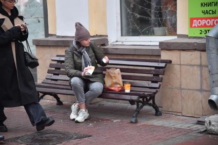 Москва.  Прохожие  на улице во время введения  режима нерабочих дней из-за ухудшения ситуации с коронавирусом.