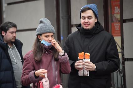 Москва.  Прохожие  на улице во время введения  режима нерабочих дней из-за ухудшения ситуации с коронавирусом.