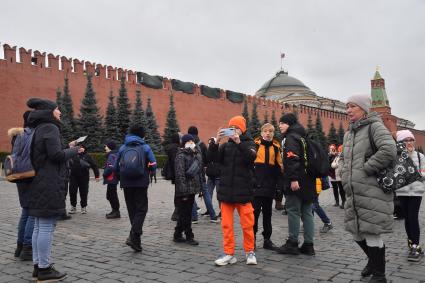 Москва.  Прохожие на Красной площади  во время введения  режима нерабочих дней из-за ухудшения ситуации с коронавирусом.