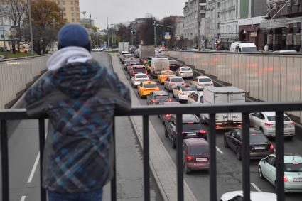 Москва. Прохожие на улице  во время введения  режима нерабочих дней из-за ухудшения ситуации с коронавирусом.