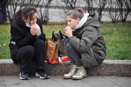 Москва. Прохожие едят на улице во время введения режима нерабочих дней из-за ухудшения ситуации с коронавирусом.