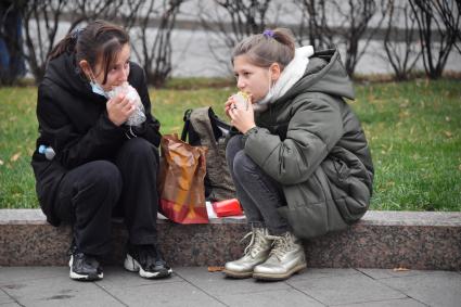 Москва.  Прохожие едят  на улице  во время введения  режима нерабочих дней из-за ухудшения ситуации с коронавирусом.