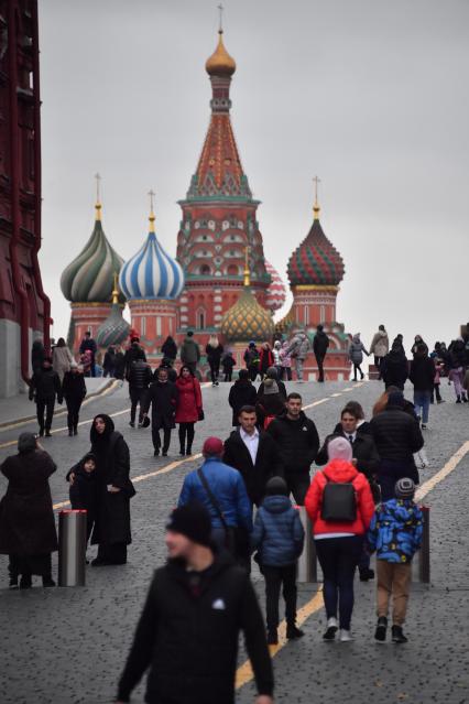 Москва.  Прохожие на улице  во время введения  режима нерабочих дней из-за ухудшения ситуации с коронавирусом.