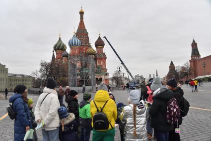 Москва.  Прохожие на Красной площади  во время введения  режима нерабочих дней из-за ухудшения ситуации с коронавирусом.