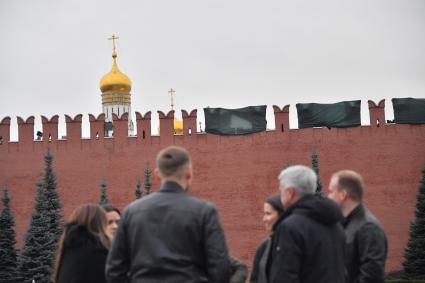 Москва.  Прохожие на Красной площади  во время введения  режима нерабочих дней из-за ухудшения ситуации с коронавирусом.