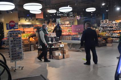 Москва. Покупатели в продуктовом магазине во время введения режима нерабочих дней из-за ухудшения ситуации с коронавирусом.