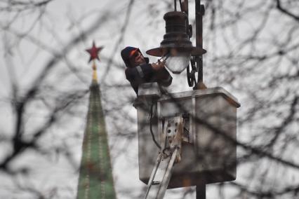 Москва. Ремонт уличных фонарей.