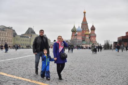 Москва.  Прохожие на Красной площади  во время введения  режима нерабочих дней из-за ухудшения ситуации с коронавирусом.