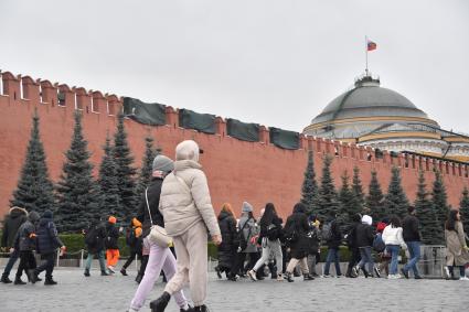 Москва.  Прохожие на Красной площади  во время введения  режима нерабочих дней из-за ухудшения ситуации с коронавирусом.