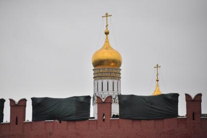 Москва.  Ремонт зубцов  на стене московского кремля.