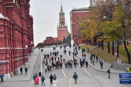 Москва.  Прохожие на улице  во время введения  режима нерабочих дней из-за ухудшения ситуации с коронавирусом.