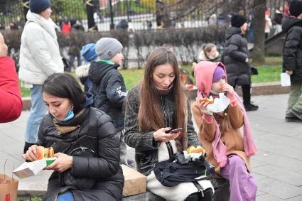 Москва.  Прохожие едят  на улице  во время введения  режима нерабочих дней из-за ухудшения ситуации с коронавирусом.