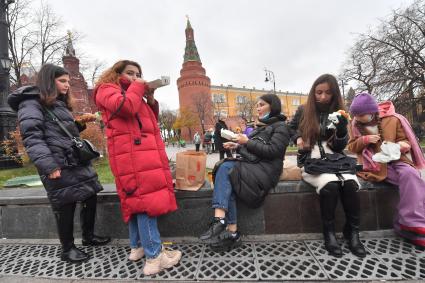 Москва.  Прохожие в Александровском саду  во время введения  режима нерабочих дней из-за ухудшения ситуации с коронавирусом.