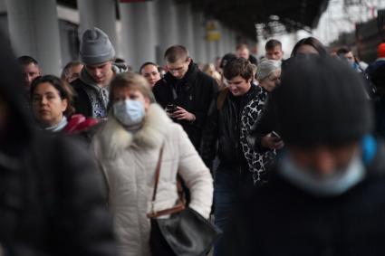 Москва.  Женщина  в защитной маске  во время пандемии и введения  режима нерабочих дней из-за ухудшения ситуации с коронавирусом.