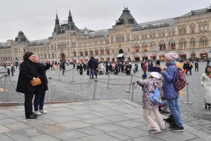 Москва.  Прохожие на Красной площади  во время введения  режима нерабочих дней из-за ухудшения ситуации с коронавирусом.