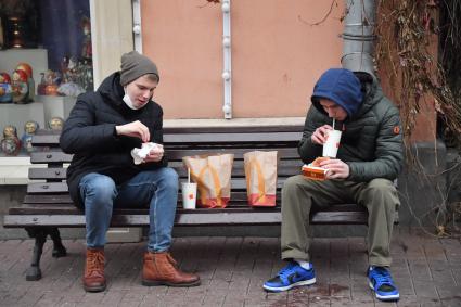 Москва.  Прохожие  на улице во время введения  режима нерабочих дней из-за ухудшения ситуации с коронавирусом.