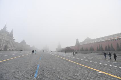 Москва. На Красной площади во время сильного тумана в городе.