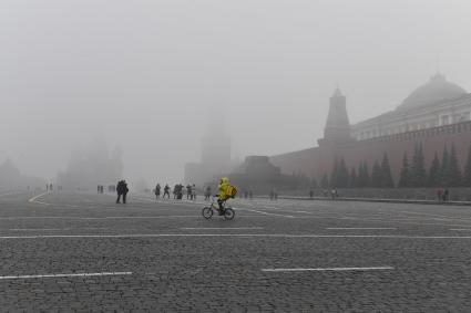 Москва. Прохожие на Красной площади во время сильного тумана в городе.