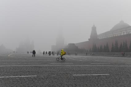 Москва. Прохожие на Красной площади  во время сильного тумана в городе.