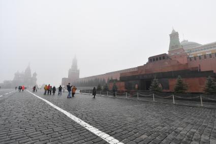 Москва. Прохожие на Красной площади во время сильного тумана в городе.
