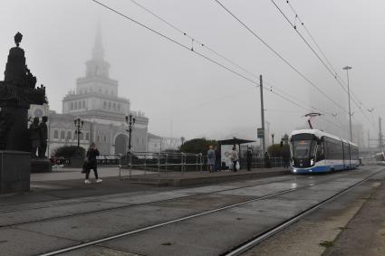 Москва. Прохожие На площади Трех вокзалов во время сильного тумана в городе.