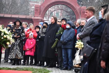 Москва. Генеральный директор Первого канала Константин Эрнст (в центре) и продюсер, первый заместитель генерального директора - генеральный продюсер `ОРТ/Первого канала` Александр Файфман (пятый справа) на церемонии прощания с диктором Игорем Кирилловым на Новодевичьем кладбище.