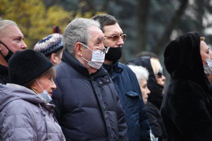 Москва. Президент Национальной ассоциации телерадиовещателей Эдуард Сагалаев на церемонии прощания с диктором Игорем Кирилловым на Новодевичьем кладбище.