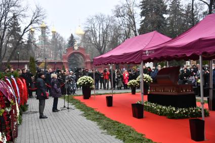 Москва. Телеведущая Ангелина Вовк на церемонии прощания с диктором Игорем Кирилловым на Новодевичьем кладбище.